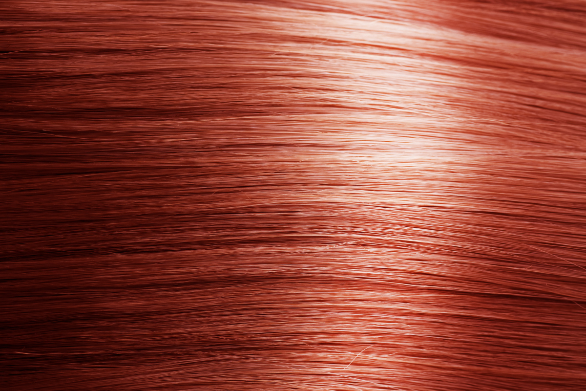 As cores de cabelo consideradas tons quentes incluem: Vermelho: Tons de vermelho, como o cabelo ruivo e o cabelo cobre, são cores quentes que adicionam calor e intensidade ao visual. Castanho: Tons de castanho avermelhado, como o marrom acobreado ou o castanho dourado, também são considerados tons quentes. Dourado: Cabelos com tons dourados, que podem variar de loiro dourado a castanho claro com reflexos dourados, têm uma tonalidade quente. Caramelo: O cabelo na cor caramelo é outra opção quente, com seus tons dourados e acobreados.